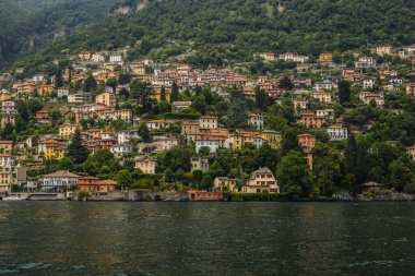 Como Gölü 'ndeki Geleneksel Renkli Evlerin Görünümü