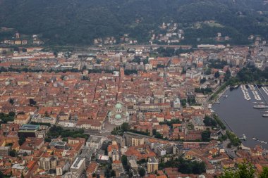 Bulutlu bir günde Como Town ve Lake manzarası