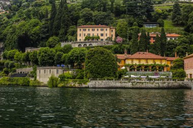 Yağmurlu bir günde Como Gölü 'ndeki Villas manzarası