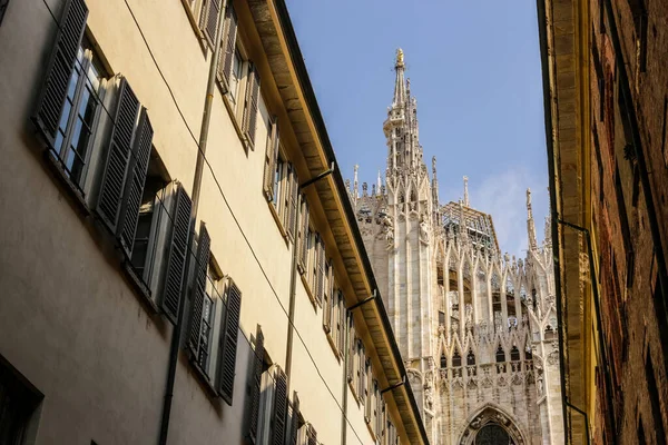 Pohled Tradiční Staré Budovy Milánskou Katedrálu Slunečný Den — Stock fotografie