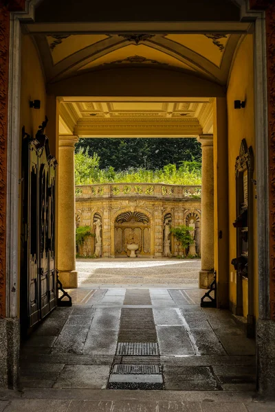 Vista Pasaje Entre Los Edificios Antiguos Tradicionales Milán Día Soleado — Foto de Stock