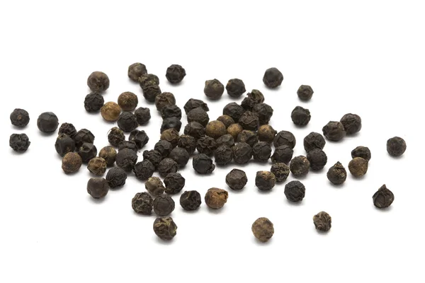 Black Pepper на белом фоне — стоковое фото