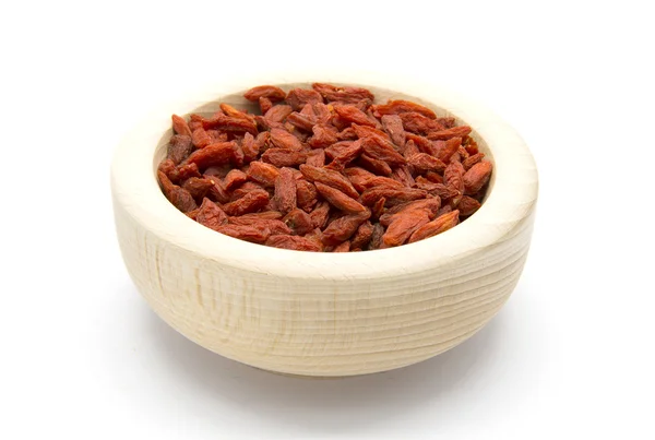 Bayas de goji secas en cuenco de madera — Foto de Stock