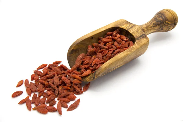 Bayas de goji secas en cuchara de madera — Foto de Stock