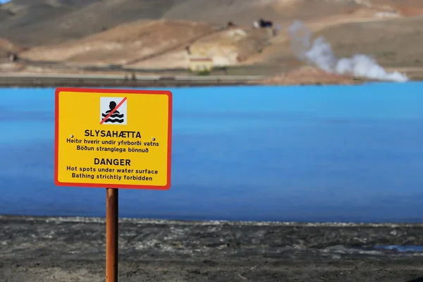 Una señal de advertencia cerca de las aguas de la Central Geotérmica de Bjarnarflag —  Fotos de Stock