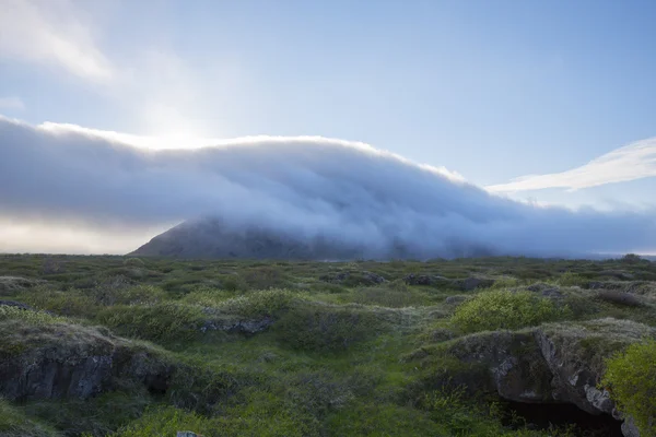 Nubes que se acercan desde la montaña — Foto de Stock