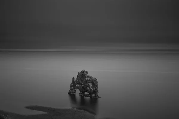 Hvitserkur à noite - quadro preto e branco — Fotografia de Stock