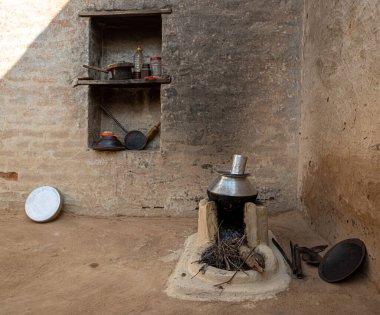 Rajasthan evinde eski bir el kil soba ve gerilimsiz. .