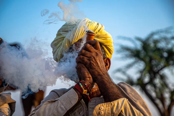 Novembro 2019 Pushkar Rajasthan Retrato Velho Homem Tribal Fumando Chiilam — Fotografia de Stock