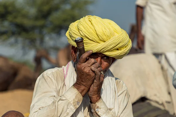 Porträt Eines Tribaam Mannes Mit Gelbem Turban Beim Pushkar Kamelfest — Stockfoto