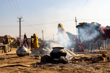 Deve festivalinde toprak chulhas yemeği yapılıyor..