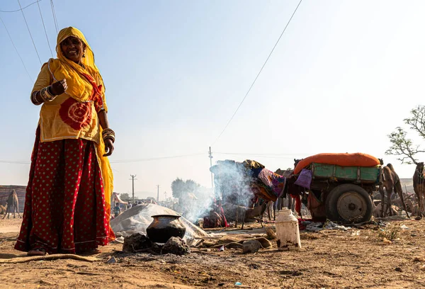 Eine Unbekannte Frau Bereitet Beim Kamelfest Pushkar Essen Irdenen Chulhas — Stockfoto