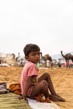 Küçük bir Rajasthani çocuğu deve fuarında ağlıyor..
