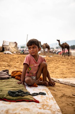 Küçük bir Rajasthani çocuğu deve fuarında ağlıyor..