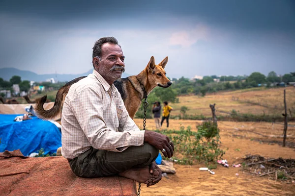 Porträt Eines Mannes Mit Hund Und Dahinter Ist Dramatischer Himmel — Stockfoto