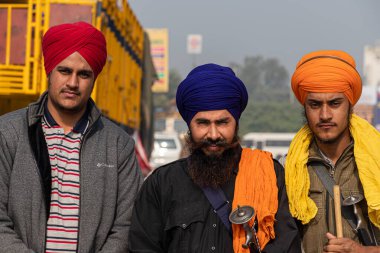 Bir grup Nihang Sikh, Hindistan 'da yeni tarım kanunlarını protesto ediyorlar..