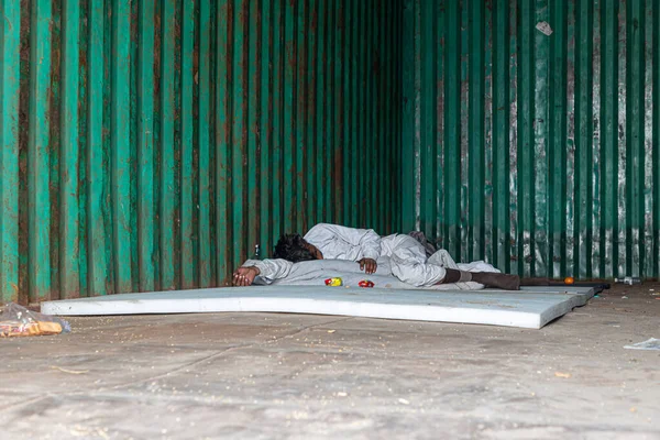 Delhi sınırındaki bir kamyonda protesto sırasında dinlenen bir çiftçi..