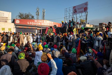Hintli sih çiftçileri Hindistan 'da yeni tarım kanunlarını protesto ediyorlar.