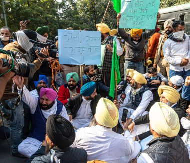 Hintli sih çiftçileri jantar mantarını protesto ediyor, çiftçiler Hindistan 'da yeni tarım kanununu protesto ediyorlar..