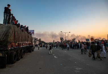 Çiftçiler Singhu sınırında Hindistan 'daki yeni tarım kanununu protesto ediyorlar..