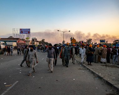 Çiftçiler Singhu sınırında Hindistan 'daki yeni tarım kanununu protesto ediyorlar..
