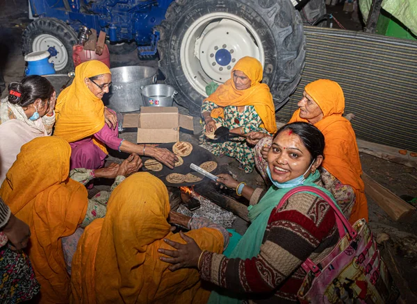 Eine Gruppe Sikh Bauern Bei Der Nahrungsmittelproduktion Während Des Protests — Stockfoto