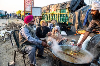 Delhi Haryana sınırındaki protesto sırasında yemek yapan çiftçi grubunun portresi, Hindistan 'da yeni tarım kanunlarını protesto ediyorlar..