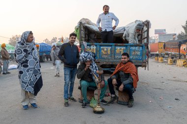 Delhi Haryana sınırındaki protesto sırasında bir grup çiftçinin portresi, Hindistan 'da yeni tarım kanununu protesto ediyorlar..