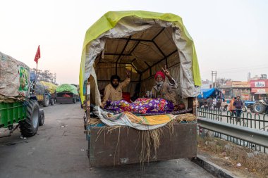 Delhi Haryana sınırındaki protesto sırasında bir grup çiftçinin portresi, Hindistan 'da yeni tarım kanununu protesto ediyorlar..