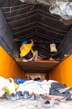 Protesto sırasında kamyonunda oturmaya çalışan bir çiftçi. Hindistan 'da yeni çiftçi kanunlarını protesto ediyorlar..