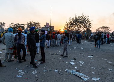 Delhi Haryana sınırında Hindistan hükümetinin geçirdiği yeni tarım yasasını protesto eden bir grup çiftçi..
