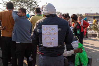 Delhi Haryana sınırında Hindistan hükümetinin geçirdiği yeni tarım yasasını protesto eden bir grup çiftçi..
