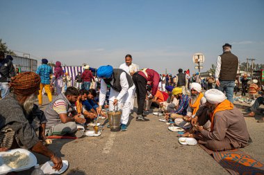 Delhi Haryana sınırında Hindistan hükümetinin geçirdiği yeni tarım yasasını protesto eden bir grup çiftçi..