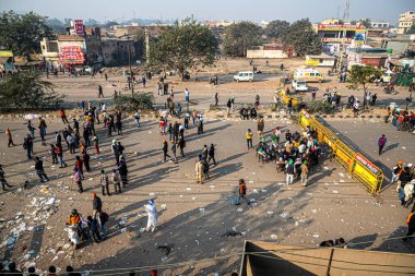 Delhi Haryana sınırında Hindistan hükümetinin geçirdiği yeni tarım yasasını protesto eden bir grup çiftçi..