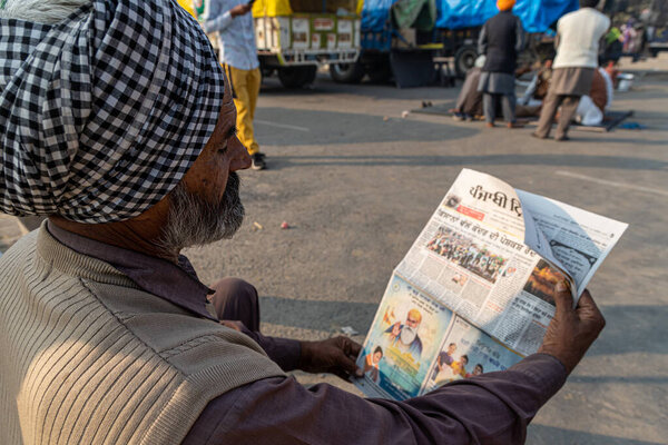 Фермеры протестуют на границе Дели против нового сельскохозяйственного закона.