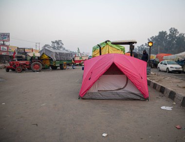 Çiftçiler Delhi sınırında yeni tarım yasasını protesto ediyorlar..