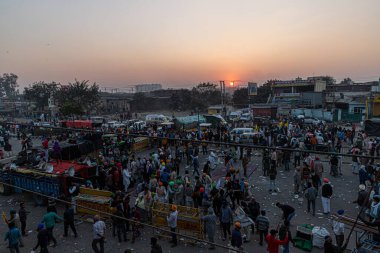 Çiftçiler Delhi sınırında yeni tarım yasasını protesto ediyorlar..
