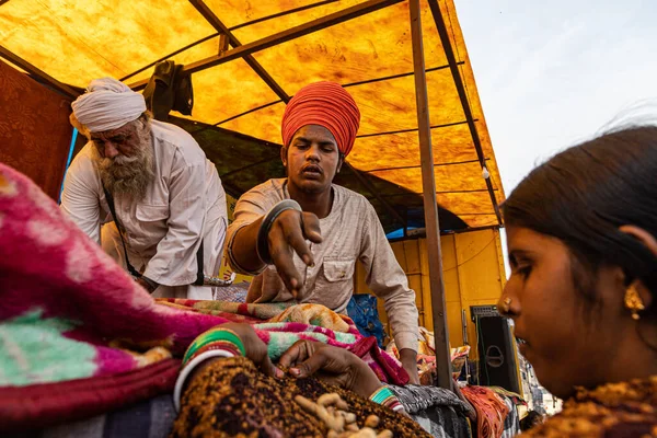 Sikh Boy Serving Food Protest Delhi Haryana Border — Stock Photo, Image