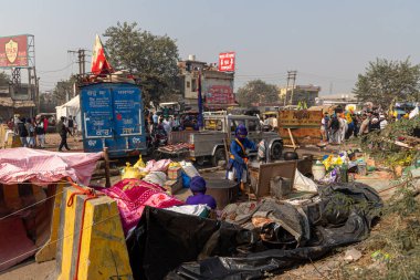 Hint Nihang Sikh Delhi sınırında yemek yapıyor, Hint hükümetinin geçirdiği yeni tarım yasasını protesto ediyorlar..