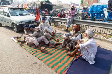 Hint çiftçileri Delhi sınırında protesto yapıyor. Hint hükümetinin geçirdiği yeni tarım yasasını protesto ediyorlar..