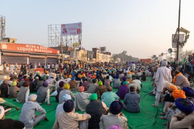 Hint çiftçileri Delhi sınırında protesto yapıyor. Hint hükümetinin geçirdiği yeni tarım yasasını protesto ediyorlar..