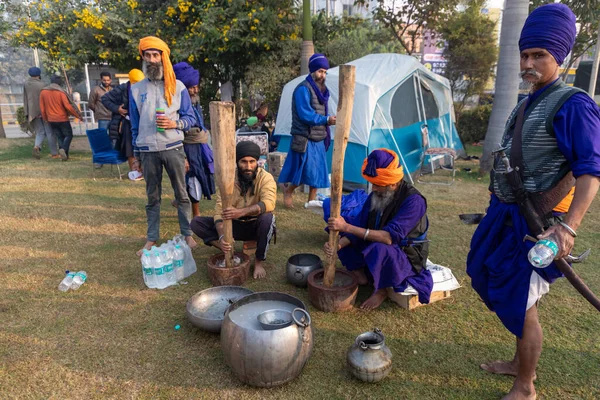 Indian Nihang Sikh Gör Mat Vid Delhi Gränsen Protesterar Mot — Stockfoto