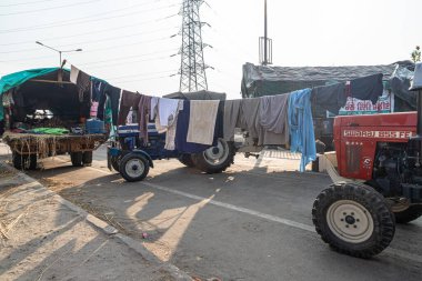 Hint çiftçileri Delhi sınırında protesto yapıyor. Hint hükümetinin geçirdiği yeni tarım yasasını protesto ediyorlar..