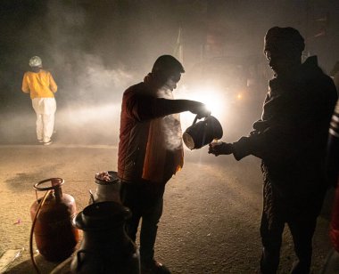 Delhi sınırında yemek servisi yapan Hintli çiftçiler Hint hükümetinin geçirdiği yeni tarım yasasını protesto ediyorlar..