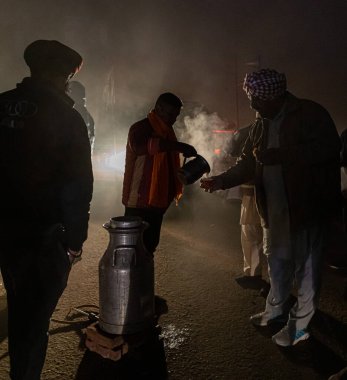 Delhi sınırında yemek servisi yapan Hintli çiftçiler Hint hükümetinin geçirdiği yeni tarım yasasını protesto ediyorlar..