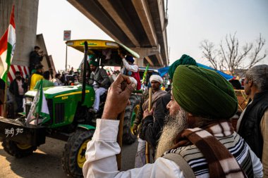 Hint bayraklı çok sayıda traktör Tikri sınırındaki protesto sırasında traktör rallisine gidiyor, Delhi, Hindistan.