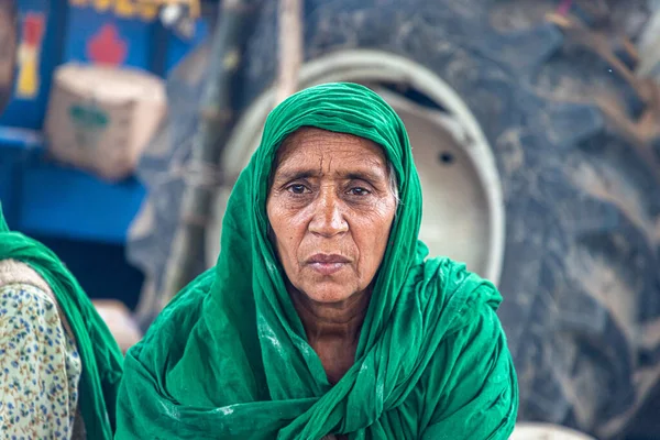 Singhu Sınırında Çiftçiler Protesto Ederken Bir Kadın Çiftçinin Portresi Stok Resim