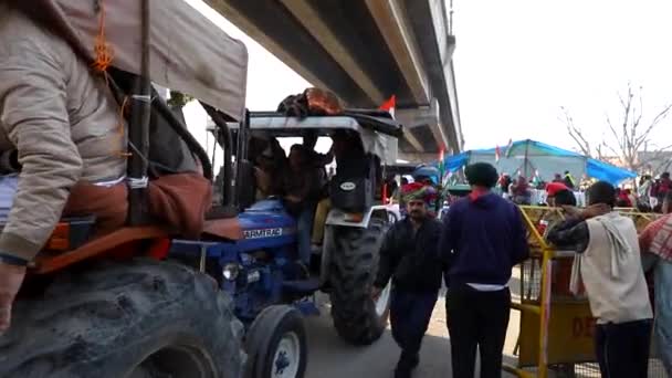 2021年1月1日 在迪基里边境的独立农民拖拉机集会 农民们抗议印度政府通过的新的农场法 — 图库视频影像