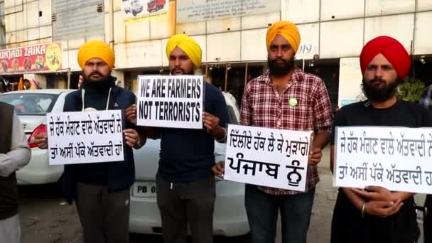 抗议期间 锡克教农民在德尔希边境张贴海报 抗议印度政府通过的新农场法 — 图库视频影像