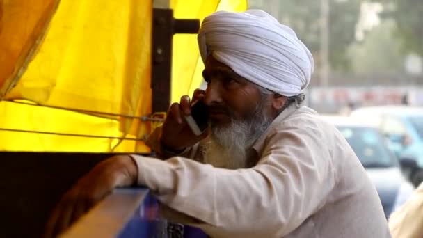Ein Bauer Telefoniert Während Des Protests Der Grenze Delhi Sie — Stockvideo